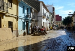 COP29 are loc în vreme ce locuitorii regiunii spaniole Valencia se luptă cu urmările ploilor și viiturilor catastrofale. Experții spun că asemenea fenomene extreme vor fi tot mai frecvente, grație încălzirii globale.