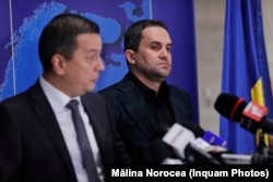 Ministrul Transporturilor şi Infrastructurii, Sorin Grindeanu, predă mandatul noului ministru al Transporturilor, Ciprian Serban. Iunie 2025.