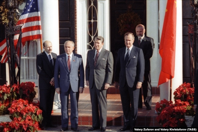 Візит генерального секретаря ЦК КПРС Михайла Горбачова до США для участі в 43-й сесії Генеральної асамблеї ООН. Михайло Горбачов і президент США Рональд Рейган перед початком переговорів