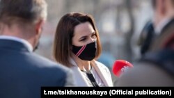 Сьвятлана Ціханоўская з пасламі ЗША, Літвы і Польшчы ўсклалі кветкі да помніка «Маці Чарнобылю» ў Вільні.