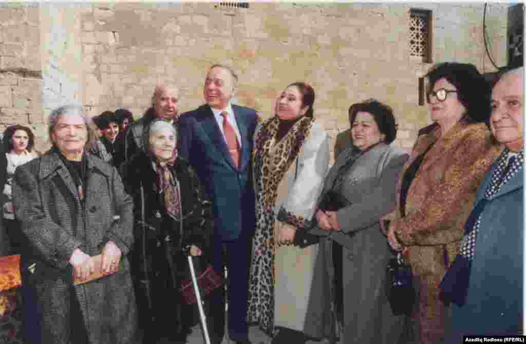 Əzizə Cəfərzadə Heydər Əliyev, Mirvarid Dilbazi və başqaları ilə...&nbsp;