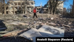 Чоловік проходить повз школу, зруйновану внаслідок російських авіаударів, Слов'янськ, Донецька область, 25 листопада 2025 року