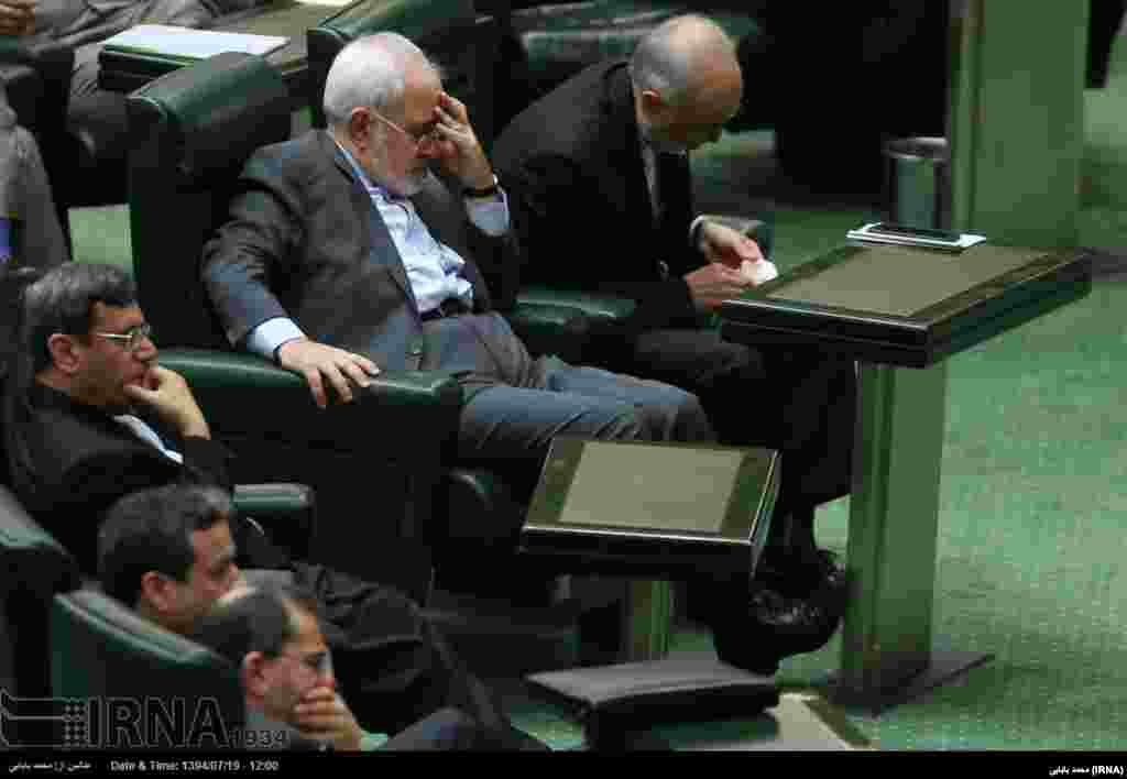 روزهای سخت محمدجواد ظریف در مجلس در هنگام بحث برای تصویب برجام. 