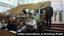 Николай Стариков лекциясенә ризасызлык белдерүче Русия һуманитар университеты студентлары