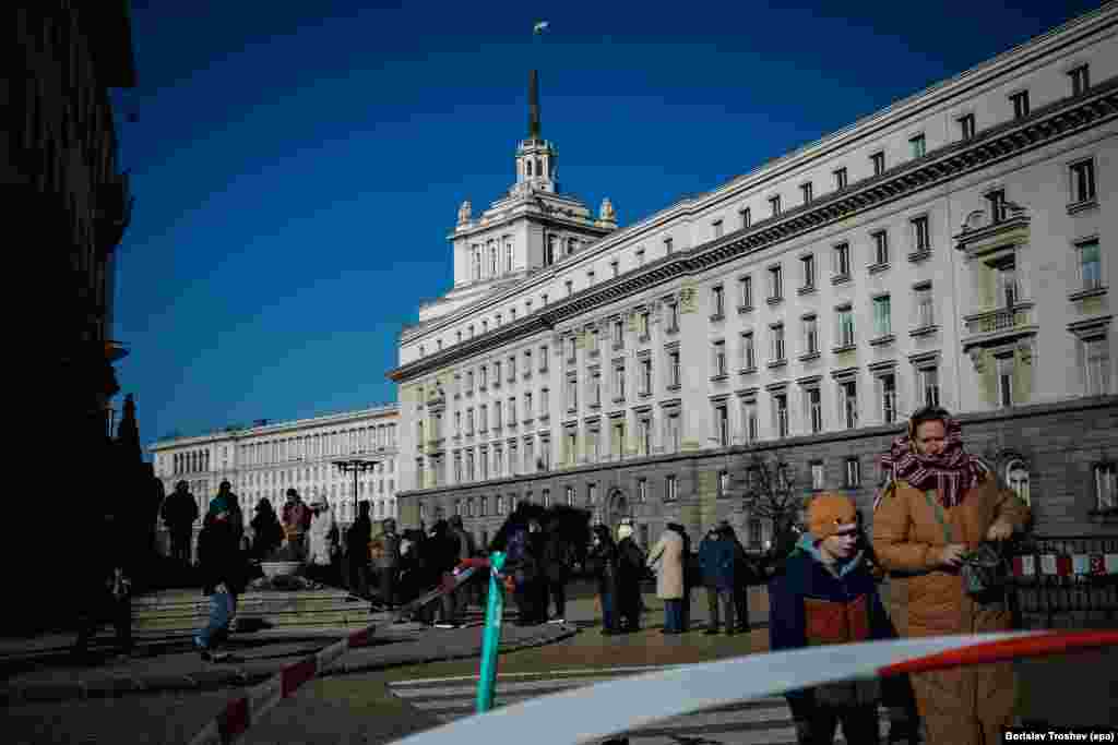 Ljudi čekaju u redu da kupe komplete kovanica evra od Bugarske narodne banke u centru Sofije 29. decembra.