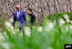Канцлер Німеччини Фрідріх Мерц і президент України Володимир Зеленський прогулюються подвір'ям канцелярії в Берліні, Німеччина, 14 квітня 2026 року