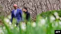 Cancelarul german, Friedrich Merz, și președintele ucrainean, Volodimir Zelenski, se plimbă în grădina Cancelariei din Berlin, pe 14 aprilie 2026, înaintea consultărilor guvernamentale germano-ucrainene.