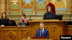 Прем’єр-міністр Угорщини Петер Мадяр виступає в парламенті, фото ілюстративне