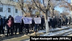 Митинг УКМКнын Жалал-Абад облусундагы башкармалыгынын алдында өтүп жатат. 2-январь, 2021-жыл.