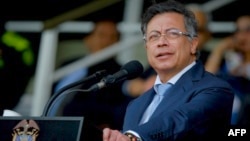 Густа́ва Пэтра, архіўнае фота