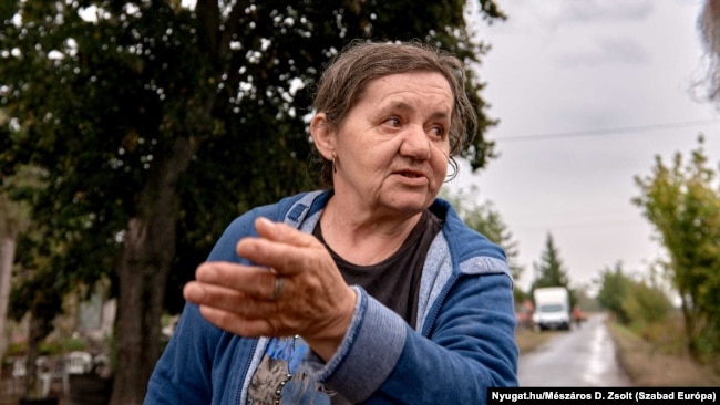 Matildnak, az újságíróknak nyilatkozó egyik helyinek nincs jó véleménye a korábban ott lakó ukrán menekültekről: „Volt, amelyik átmászott a kerítésen, és azt nézte, mit tudna ellopni” – mondja