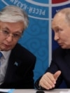 Президент Росії Володимир Путін (праворуч) і президент Казахстану Касим-Жомарт Токаєв беруть участь у 22-му Форумі міжрегіонального співробітництва Росії та Казахстану в Омську, Росія, 25 липня 2026 року