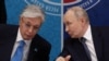 Президент Росії Володимир Путін (праворуч) і президент Казахстану Касим-Жомарт Токаєв беруть участь у 22-му Форумі міжрегіонального співробітництва Росії та Казахстану в Омську, Росія, 25 липня 2026 року