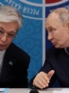 Президент Росії Володимир Путін (праворуч) і президент Казахстану Касим-Жомарт Токаєв беруть участь у 22-му Форумі міжрегіонального співробітництва Росії та Казахстану в Омську, Росія, 25 липня 2026 року