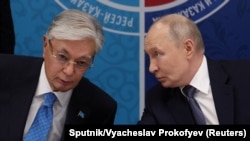 Президент Росії Володимир Путін (праворуч) і президент Казахстану Касим-Жомарт Токаєв беруть участь у 22-му Форумі міжрегіонального співробітництва Росії та Казахстану в Омську, Росія, 25 липня 2026 року