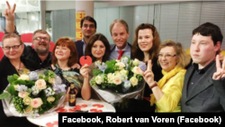 Гаррі ван Боммель (у центрі), в оточенні своїх радників, святкує перемогу кампанії «Ні» на нідерландському референдумі 2016 року про асоціацію Україна — ЄС у штабі Соціалістичної партії. Ліворуч — Олена Плотнікова, Сергій Мархель і Наталія Воронцова. Праворуч — Нікіта Ананьєв.