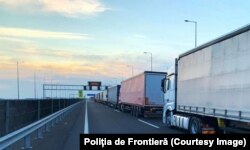 Încărcătura TIR-urilor este verificată de lucrătorii vamali, iar identitatea șoferului și a autovehicolului de către Poliția de Frontieră