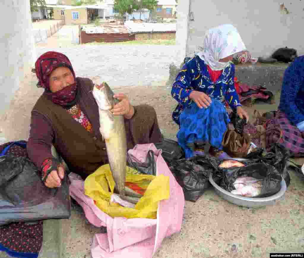 Käbir ýaşaýjylar obada işsizligiň ýiti duýulýandygy sebäpli, suw howdanyndan tutulan balyklary satyp eklenç edýändigini aýdýarlar.