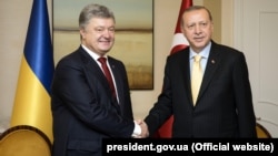 Turkish President Tayyip Erdogan (right) and his Ukrainian counterpart, Petro Poroshenko, are due to chair a session of the Turkey-Ukraine High-Level Strategic Council in Kyiv on October 9. (file photo)