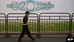 Сотрудник службы безопасности патрулирует вокруг отеля, в котором запланированы встречи в рамках саммита G20. Ханчжоу, 2 сентября 2016 года. 