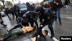 Katalonija: Policija sprečava građane da glasaju