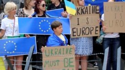 Ukrajna EU-tagjelölti státuszáért tüntetnek Brüsszelben az EU-s csúcstalálkozó kezdetén, 2022. június 23-án