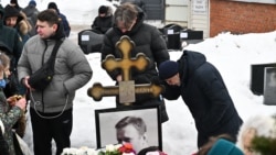 Два года назад погиб Алексей Навальный: люди в России несут цветы на его могилу