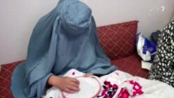 زهرا نیازهای زندگی اش را از راه دست دوزی فراهم می‌کند