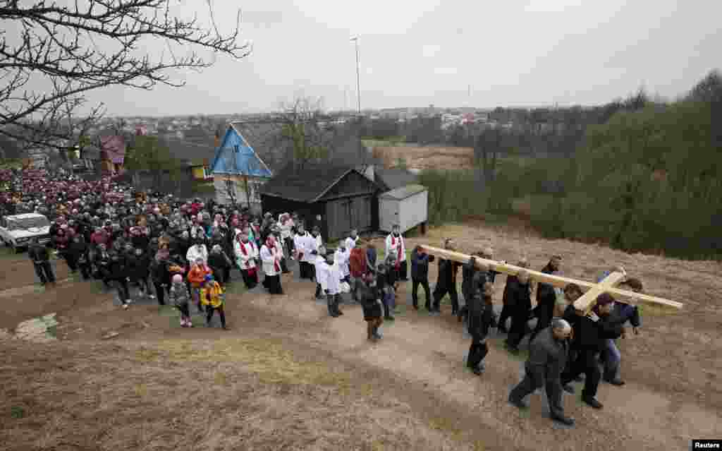 Католики в городе Ошмяны Гродненской области Беларуси принимают участие в праздничной процессии по случаю Вербного воскресенья.