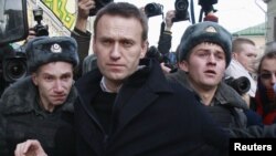 Наразылық шеруіне шыққан Ресей оппозициясының лидері Алексей Навальныйды (ортада) полиция ұстады. Мәскеу, 27 қазан 2012 ж.