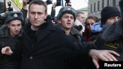 Алексей Навальный: "Непонятно кем назначенные, непонятно кого представляющие, непонятные люди в московской мэрии снова заявляют, что запрещают нам ходить там, где мы хотим"