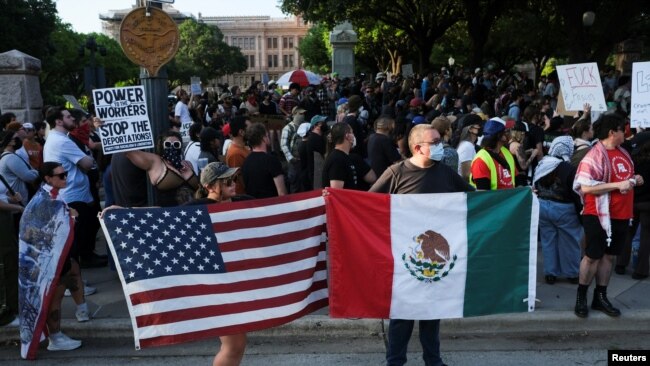 Manifestație în Austin, Texas, în solidaritate cu protestele din Los Angeles. 9 iunie 2025.