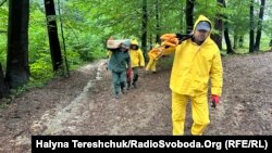 Ukraynalı tədqiqatçılar Polşanın cənub-şərqindəki Karpat dağlarında ehtimal olunan kütləvi məzarlığa avadanlıq daşıyırlar.