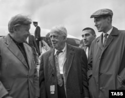 29 августа 1962 г. Поэт Александр Твардовский, Роберт Фрост и Евгений Евтушенко в аэропорту Шереметьево