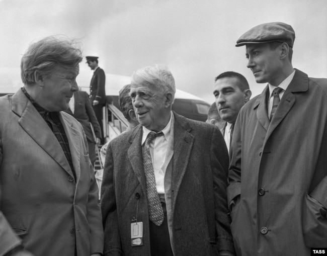 29 августа 1962 г. Поэт Александр Твардовский, Роберт Фрост и Евгений Евтушенко в аэропорту Шереметьево
