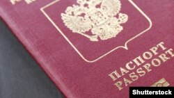 Ровідомляється, що росіянка потрапила в Сімферополь літаком з Москви влітку 2018 року