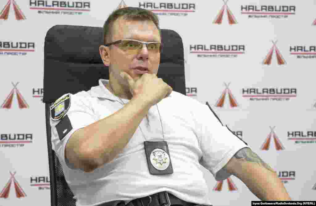 Rusiye esirliginde olğan Mariupolniñ patrul polis yolbaşçısı Mıhaylo Verşinin