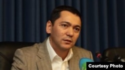 Kyrgyz Deputy Prime Minister Omurbek Babanov has temporarily stepped down following accusations of financial wrongdoing. 