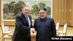 Госсекретарь США Майк Помпео и северокорейский лидер Ким Чен Ын на встрече в Пхеньяне. 9 мая 2018 года. 