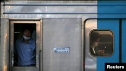 В вагоне метро в Сеуле. Иллюстративное фото. 12 июля 2015 года.