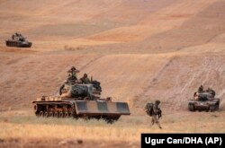 Турецкие войска наступают на удерживаемый курдами город Манбидж. 14 октября 2019 года