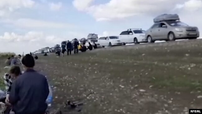 Застрявшие на российско-казахстанской границе трудовые мигранты из Центральной Азии.