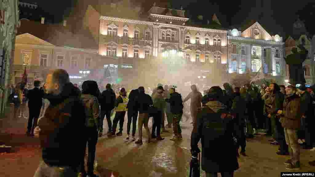 Kamenice, baklje i crvena farba poleteli su 5. novembra ka Gradskoj kući u Novom Sadu na protestu sa kojeg se traži odgovornost vlasti zbog pogibije 14 ljudi u obrušavanju nadstrešnice Železničke stanice u tom gradu.