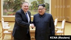 Госсекретарь США Майк Помпео и Ким Чен Ын во время встречи в Пхеньяне 9 мая.