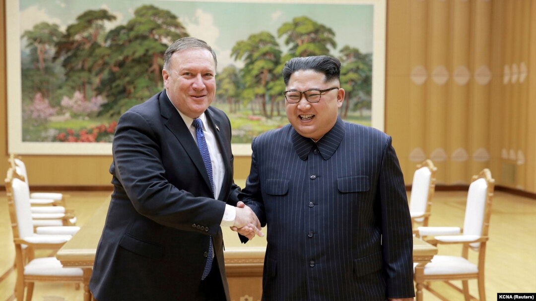 Майк Помпео менен Түндүк Кореянын президенти Ким Чен Ын. 9-май, 2018-жыл