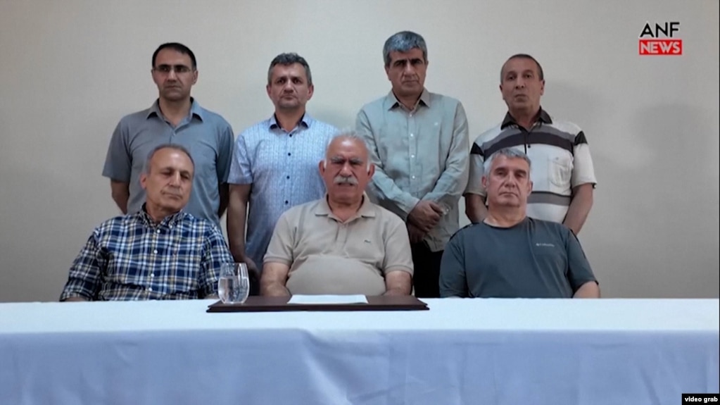 عبدالله اوجالان (نفر وسط نشسته) در سال ۱۹۹۹ توسط نیروهای امنیتی ترکیه بازداشت شد و از آن زمان در حال گذراندن حکم حبس ابد است