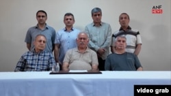 تصویر عبدالله اوجلان رهبر حزب کارگر کردستان با شماری از طرفدارانش