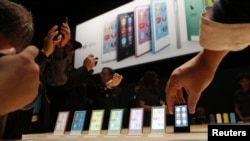 Журналісты разглядаюць 7-е пакаленьне iPod Nano пасьля ягонай прэзэнтацыі ў Сан-Францыска 12 верасьня 2012 году