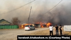 Горит населенный пункт Новокурск в Хакасии. 