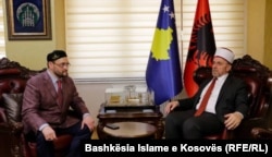 Myftiu i Kosovës, Naim Tërnava, gjatë takimit me kryetarin e Forumit Mysliman Evropian, Abdul-Vahed Niyazov në Prishtinë. (Fotografi e Bashkësisë Islame të Kosovës).